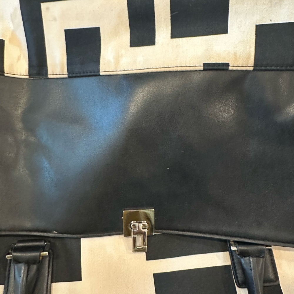 Spacious Black and Cream Geometric Tote Bag. Great carry on or fun beach bag - Picture 8 of 11